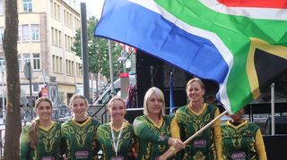 Melanie Botha (mit der Fahne) betreut seit drei Jahren die Nationalmannschaft der Frauen in Südafrika.