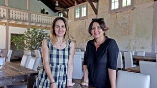 Stela Karaj (l.) und Iris Heimbuch im stilvollen Saal des „Quinta da Luz“ in Neckarhausen. Ab Oktober haben sie hier das Sagen.
