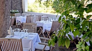 Atmosphärisch und schön gelegen am Neckar: Der Biergarten des in der gesamten Region beliebten portugiesischen Restaurants.