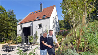 Dustin Dankelmann (r) und Manfred Lautenschläger im Garten.