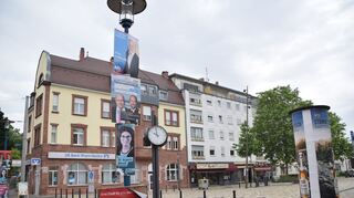 Wahlplakate verschiedener Parteien hängen an einem Laternenmasten. In Mannheim ist ein AfD-Gemeinderatskandidat Anfang Juni mit einem Messer angegriffen worden.