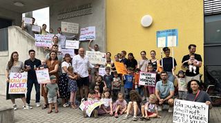 Flächendeckend eine Stunde weniger Ganztagsbetreuung: Darüber wären die Eltern der katholischen Kita St. Adalbert in Seckenheim sogar froh. Denn für ihre Kinder ist bereits um 14 Uhr Schluss. Wegen der prekären Situation ihrer Einrichtung gehen sie jetzt auf die Barrikaden – unter anderem mit einer Demo.