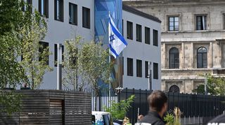 Polizisten stehen am Donnerstag vor dem israelischen Generalkonsulat in München. Bei dem Einsatz wurde ein 18-jähriger Österreicher erschossen.