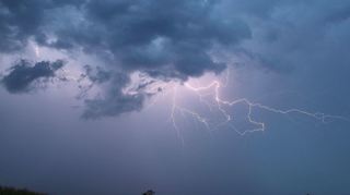 Nächtliche Gewitter und Starkregen haben in Teilen Baden-Württembergs für Einsätze der Feuerwehr und Polizei gesorgt.