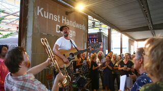 David Julian Kirchner mit dem Theken-Chor bei der Eröffnung des Testivals auf Spinelli.