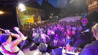 Vor allem in der abendlichen Atmosphäre am Stadtbrunnen vor dem Alten Rathaus ist, wie hier 2023 mit Band Gonzo`s Jam, mächtig was los.
