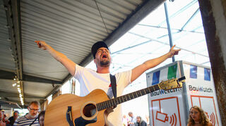 Auftaktkonzert mit dem Thekenchor von David Julian Kirchners IG Pop beim "Testival" auf dem Mannheimer Spinelli-Gelände.