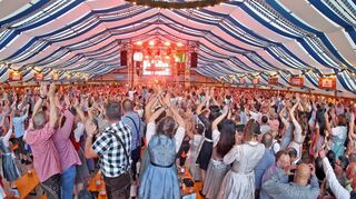 Auch in diesem Jahr wird beim Mannheimer Oktoberfest wohl wieder auf den Bänken getanzt und die Stimmung ausgelassen sein.