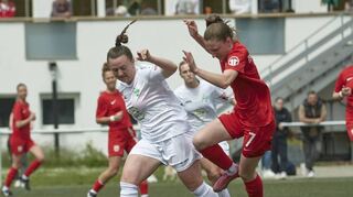 Torjägerin Inga Ehrenfried (re.) steht dem TSV Neckarau in dieser Saison nicht mehr zur Verfügung. Sie sucht ihre Chance im College-Fußball der USA.