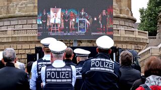 Der Polizeiseelsorger Friedel Goetz hat nach der Messerattacke die Trauerfeier für den getöteten Polizisten Rouven Laur im Rosengarten eröffnet, die auf eine Großleinwand übertragen wurde.