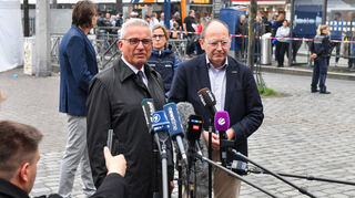 Der baden-württembergische Innenminister Thomas Strobl (links) und Mannheims Oberbürgermeister Christian Specht kurz nach dem Messerangriff auf dem Marktplatz.