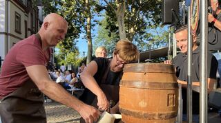 Ozapft is: Bürgermeisterin Monika Kabs lässt sich beim Bieranstich zur Eröffnung des Altstadtfests auf dem Fischmarkt von Gregor Flörchinger assistieren.