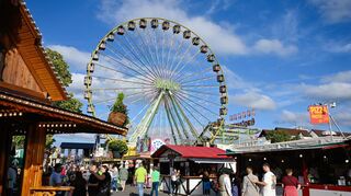 Ein Riesenrad steht beim Auftakt zum 608. Bad Dürkheimer Wurstmarkt auf dem Festplatz.