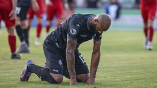 Bild mit Symbolcharakter: Waldhofs Terrence Boyd kniet auf dem Rasen und lässt den Kopf hängen.