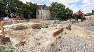 Während die vorbereitenden Arbeiten zum Bau der Humboldt-Ganztagsgrundschule in der Neckarstadt-West begonnen haben (Bild) – eine Fertigstellung ist frühestens 2027 zu erwarten – geht die Schillerschule Neckarau bereits an diesem Montag pünktlich zum Start des neuen Schuljahrs in den Ganztagsbetrieb.