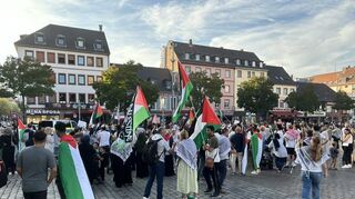 Rund 300 Menschen versammelten sich am Samstagnachmittag in der Mannheimer Innenstadt.