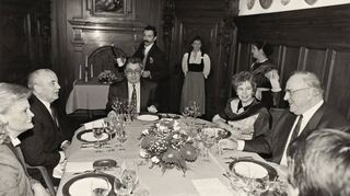 10. November 1990: Helmut Kohl (r.) und seine Ehefrau Hannelore (l.) mit Michael Gorbatschow und dessen Frau Raissa beim Speisen im „Deidesheimer Hof“.