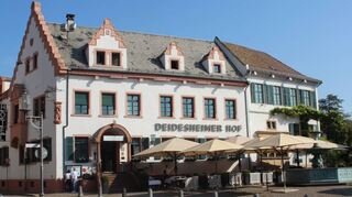 Der „Deidesheimer Hof“ im historischen Herzen der gleichnamigen Gemeinde in der Pfalz, Schauplatz von Begegnungen mit historischer Bedeutung.