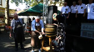Das Bier fließt: Bürgermeister Thorsten Riehle (M.), GDS-Vorsitzender Bernd Schwinn (l.) und VTM-Geschäftsführerin Christine Igel beim Fassanstich.