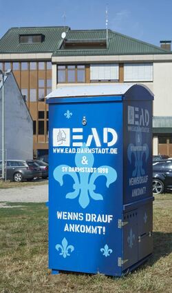 Nach dem Marktplatzfest in Biblis steht eine Bio-Toilette zur Abholung bereit. Ob sie auch künftig in Biblis eingesetzt wird?