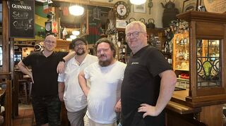 Schichtwechsel im Irish Pub in Ludwigshafen: Die Stammgäste Ben Lösch (v.l.), Dennis Fix und Chris Heine übernehmen den Betrieb von Andreas Bretz (r.).