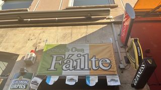Auch über der Eingangstür des Irish Pubs in der Ludwigshafener Bahnhofstraße hängt eine irische Flagge.