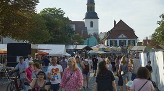 Auf die Weihe der St.-Andreas-Kirche (im Hintergrund) geht die Lampertheimer Kerwe zurück. Sie lockt am Wochenende viele Besucher in die Innenstadt.