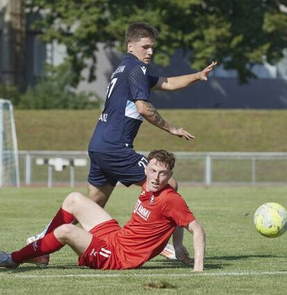 Heddesheims Jermain Schranz (hinten) im Duell mit Yannick Rastetter.