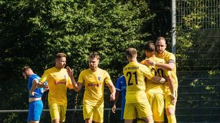 Die Spieler der FSG Riedrode II (gelbe Trikots) zeigten eine tolle Moral beim Sieg gegen die FSG Bensheim.