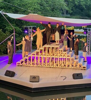Das Musical wird vor dem Ambiente der Seebühne gespielt.