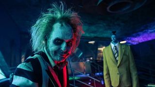 Nach 36 Jahren kehrt Michael Keaton in „Beetlejuice Beetlejuice“ als titelgebender Poltergeist auf die Leinwand zurück.
