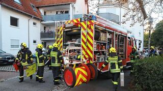 Innerhalb weniger Minuten waren die Feuerwehrleute am Einsatzort. Dort simulierten Warnlichter und Disconebel Feuer und Rauch.