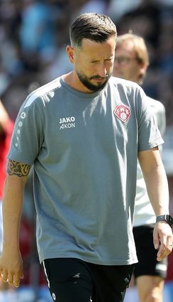 Abgang mit gesenktem Haupt: Markus Zschiesche wurde am Montag von seinen Aufgaben als Trainer des FC Würzburger Kickers entbunden.