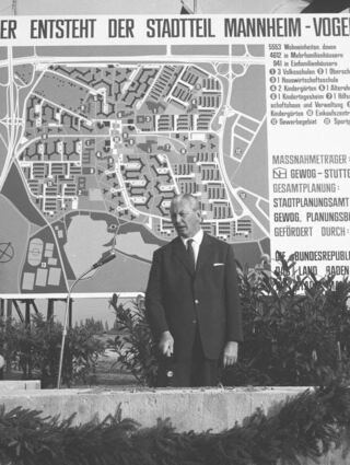 Ministerpräsident Kurt Georg Kiesinger, später Bundeskanzler (1966-69), am 10. September 1964 bei der Grundsteinlegung für die Vogelstang.