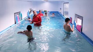 In Nordrhein-Westfalen skurrile Realität, in Rheinland-Pfalz ein Vorschlag der CDU-Opposition im Landtag: ein Container für Schwimmanfänger.