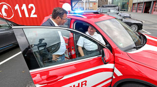 Mannheims Sicherheitsdezernent Volker Proffen bekommt von Jochen Hummel (Feuerwehr Ludwigshafen) den Kugellautsprecher erklärt.