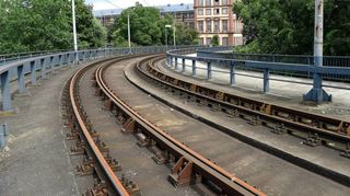 An der brückenartigen Rampe zur Adenauer-Brücke wurden Risse festgestellt. Deshalb dürfen dort bis auf Weiteres keine Bahnen fahren.