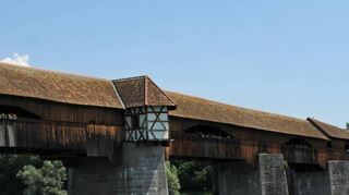 Die historische Holzbrücke gehört zu den Sehenswürdigkeiten der schmucken Trompeterstadt Bad Säckingen.
