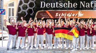 Team Germany bei der Verabschiedung aus Mannheim durch Wirtschaftsbürgermeister Thorsten Riehle im weißen Hemd vor dem eigens gebrandeten Bus.