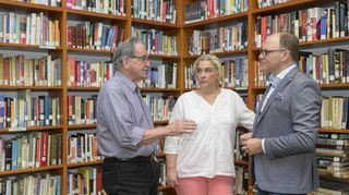 Programmdirektor Jakob Köllhofer (v.l.), Nicole Huber und Alexander Föhr im Gespräch über die Finanzsituation am Deutsch-Amerikanischen Institut.