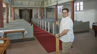 Pfarrer Dominik Weyl ist stolz auf die Kirche in Groß-Rohrheim.