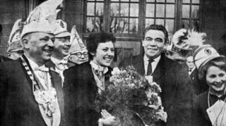 Das Bild vom 23. Januar 1960 zeigt Caterina Valente (M.), Peter Frankenfeld (r.) und den Präsidenten der Großen Karnevalsgesellschaft Mannheim-Lindenhof, Willy Frosch (l.).