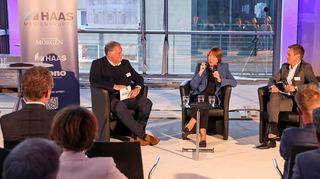 Auf dem Podium im neuen Alice-Bensheimer-Saal des Rosengartens: „MM“-Redakteur Stephan Eisner (v.l.), VDA-Präsidentin Hildegard Müller und „MM“-Chefredakteur Karsten Kammholz.
