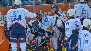 Die Adler Mannheim (weiße Trikots) hielten gegen den SC Bern lange mit. Erst im Schlussdrittel zogen die Schweizer davon.