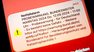 Eine Probewarnung wird am bundesweiten Warntag auf einem Smartphone angezeigt.