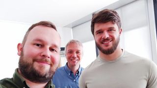Die "MM"-Sportredakteure Philipp Koehl (v.l.) und Christian Rotter begrüßten mit Adler-Verteidiger Lukas Kälble einen besondern Gast im Podcast-Studio.