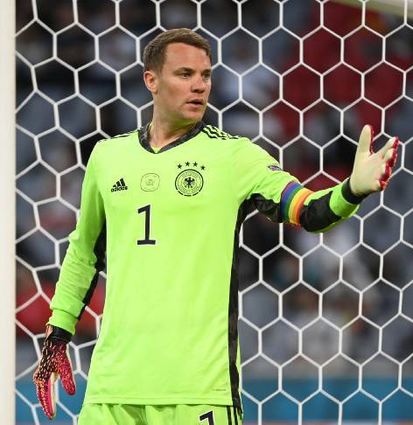 ARCHIV - 15.06.2021, Bayern, München: Fußball: EM, Frankreich - Deutschland, Vorrunde, Gruppe F, 1. Spieltag in der EM-Arena München. Torhüter Manuel Neuer (Deutschland) gestikuliert. Der DFB-Kapitän hat bekräftigt, dass die deutschen Fußball-Nationalspieler auch in Katar offensiv für ihre Werte und die Wahrung der Menschenrechte eintreten werden. (zu dpa: «DFB-Kapitäne seit 2000: Sturz, Eklat und große Ehre») Foto: Federico Gambarini/dpa +++ dpa-Bildfunk +++