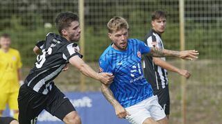 Alexander Esswein (blaues Trikot) und der VfR Mannheim wollen ihre Erfolgsserie gegen den FSV Hollenbach fortsetzen.