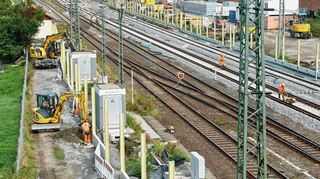 Die Arbeiten an der Lärmschutzwand in Biblis gehen weiter. Die betroffenen Gebäude wird die Bahn noch einmal in Augenschein nehmen.