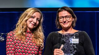 „MM“-Redakteurin Agnes Polewka (r.) porträtiert verstorbene Persönlichkeiten der Region. Anna Petersen („Mitteldeutsche Zeitung“) überreicht ihr den Preis.
